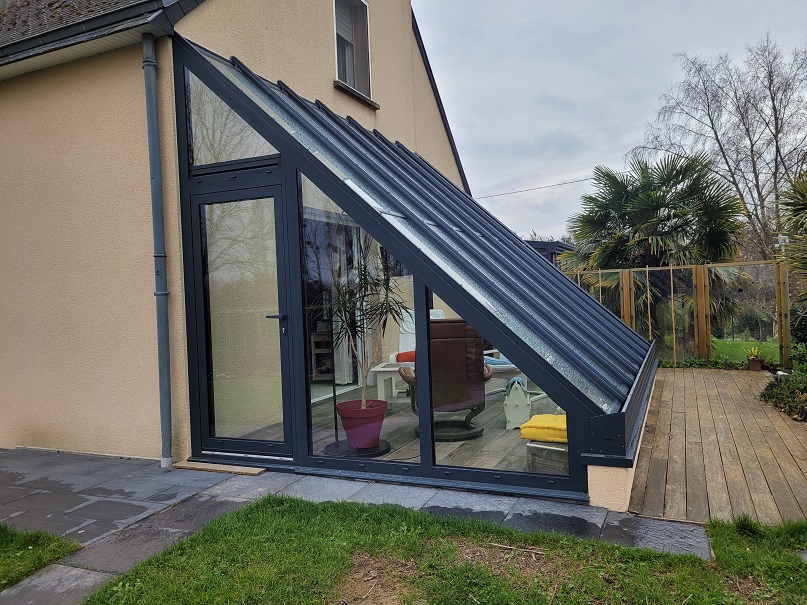 Toit En Verre Penché Sur Terrasse Caen