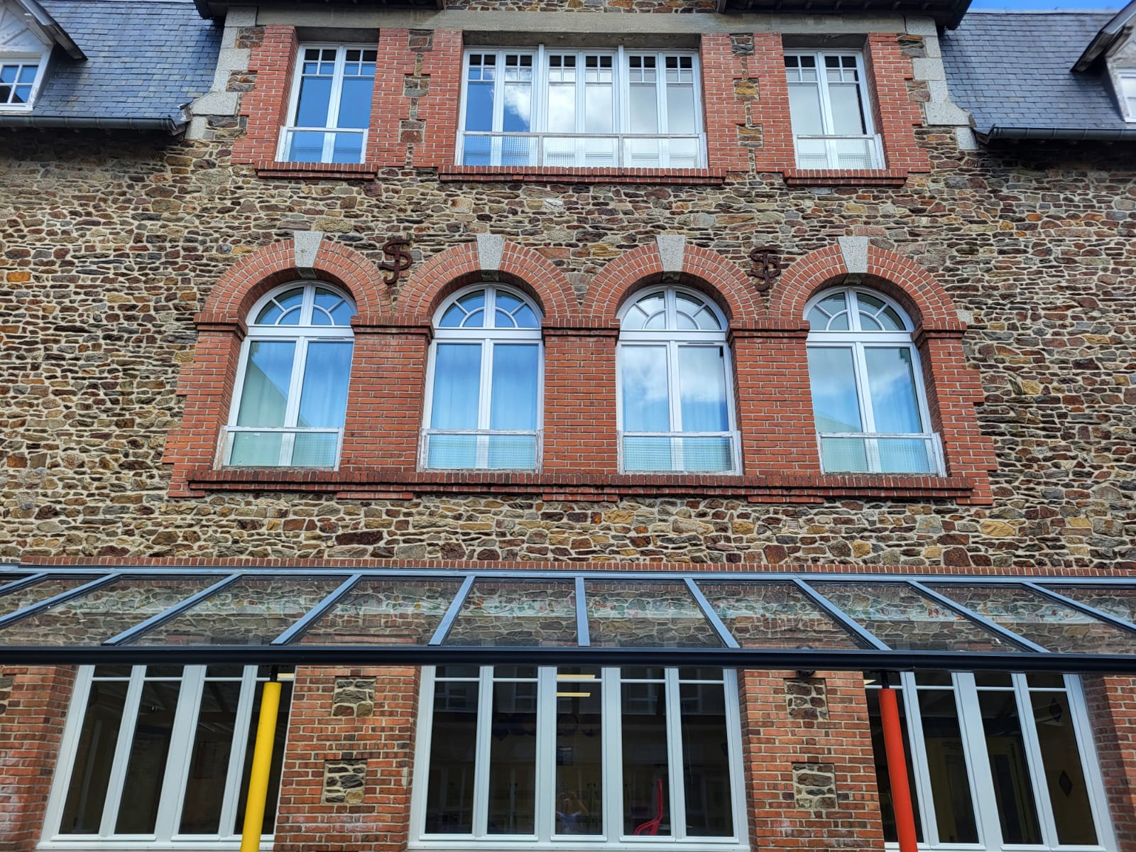 Renovation Menuiserie Bois Ecole Miroiterie Du Mont Saint Michel Fougeres Avranches Rennes (7)