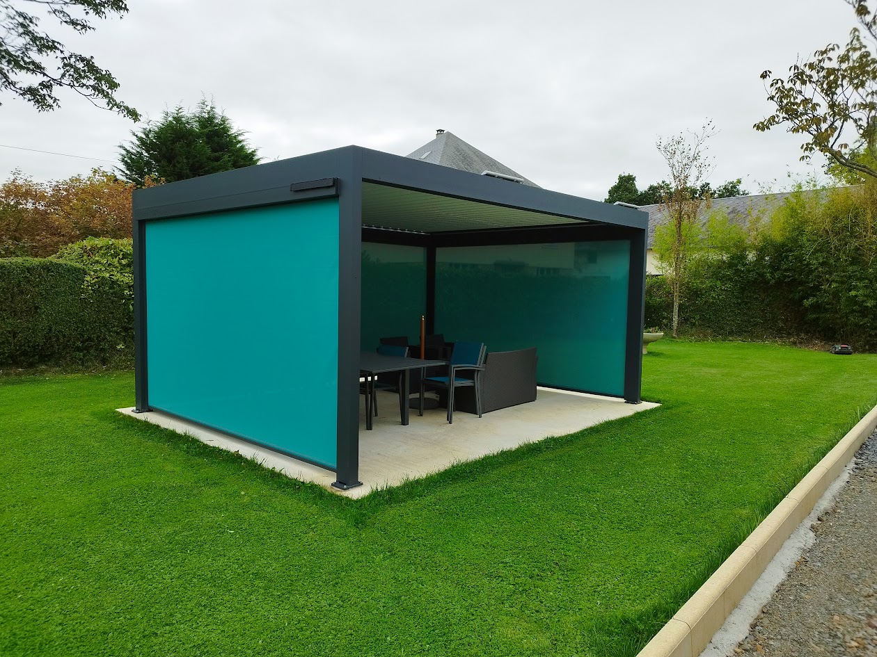 Pergola Bioclimatique Moderne, équipée De Lames Orientables Et De stores Rétractables