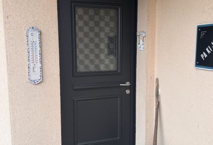 Installation d’une porte d’entrée à Poilley (50)